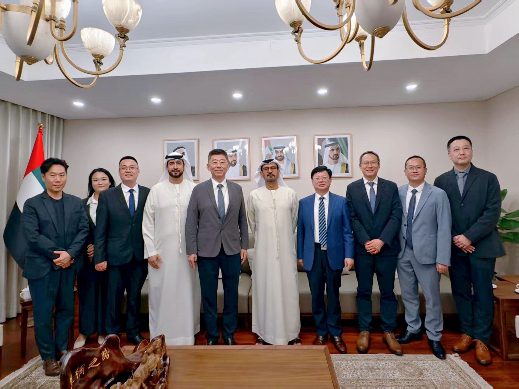揚(yáng)子江藥業(yè)集團(tuán)董事長(zhǎng)徐浩宇拜會(huì)阿聯(lián)酋駐華大使哈馬迪